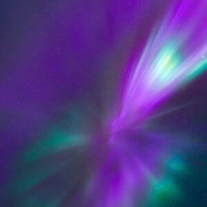 A aurora boreal deslumbra em todo o mundo enquanto a forte tempestade geomagnética G3 provoca um espetáculo impressionante (fotos)