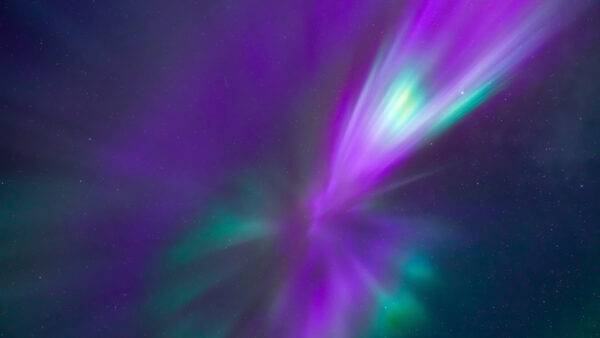 A aurora boreal deslumbra em todo o mundo enquanto a forte tempestade geomagnética G3 provoca um espetáculo impressionante (fotos)