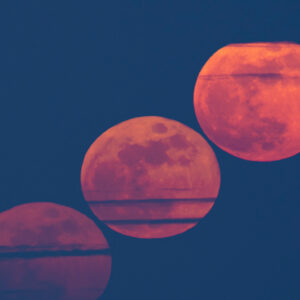 A lua cheia de março brilha em vermelho através da poeira do Saara em uma estranha visão composta