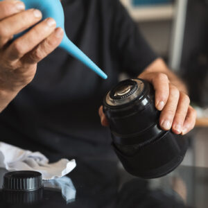 Aprenda a limpar a lente da sua câmera corretamente, evitando arranhões