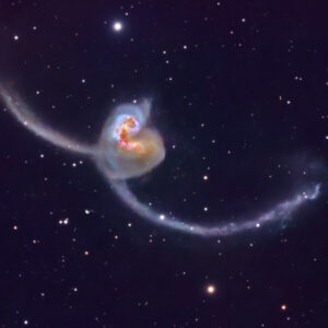 Astrofotógrafo captura foto espetacular de galáxias de antenas duelando no espaço profundo