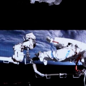 Astronauta chinês realiza 6ª caminhada espacial recorde fora da estação espacial Tiangong (vídeo)