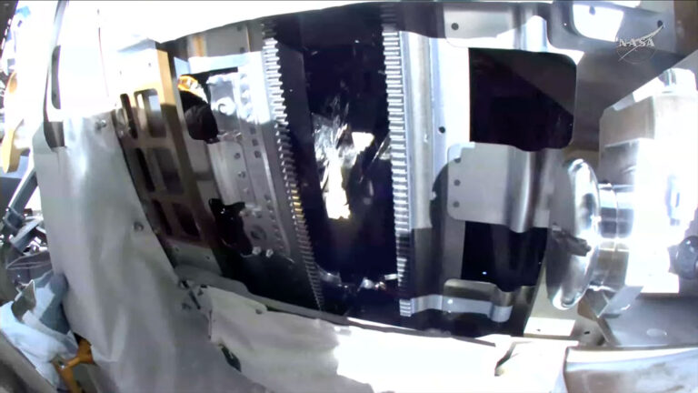 Astronautas completam preparação para novo painel solar da ISS na primeira caminhada espacial da NASA em 10 meses