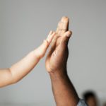 Filho adotivo nascido no exterior pode ser brasileiro nato, decide STF