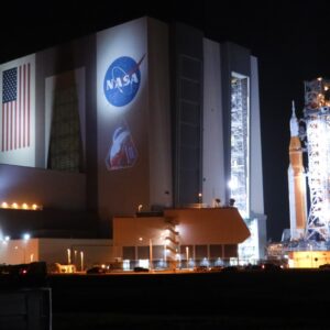 Foguete lunar Artemis 2 retorna à foto da plataforma de lançamento do dia em 20 de março de 2026