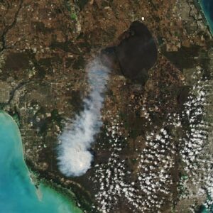 Fumaça sobe sobre a Reserva Nacional Big Cypress