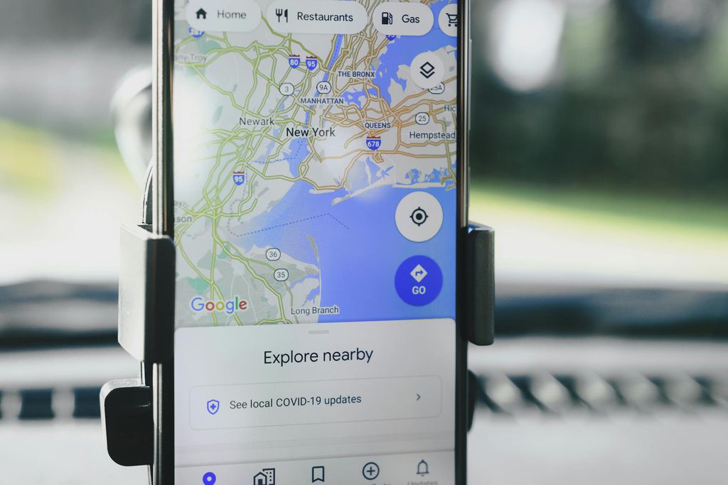 Google Maps no celular dentro do suporte do carro