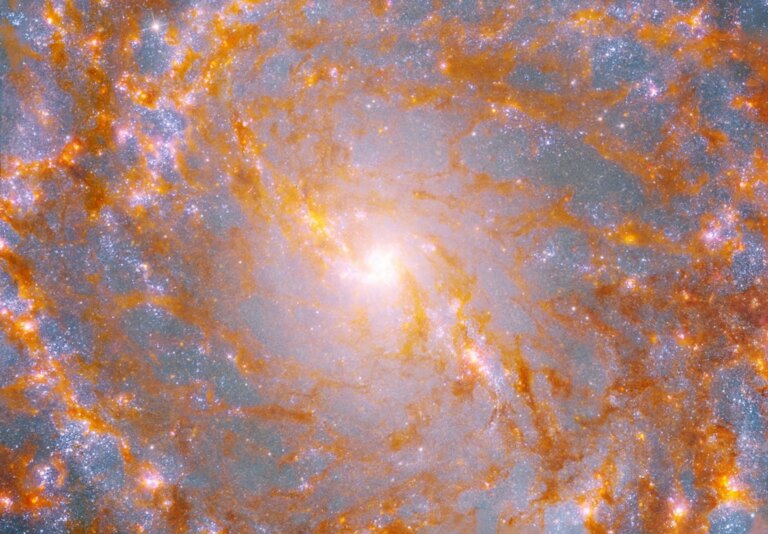 Hubble da NASA e telescópios Webb pesquisam galáxia cata-vento