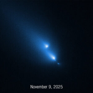 Hubble inesperadamente captura cometa se rompendo