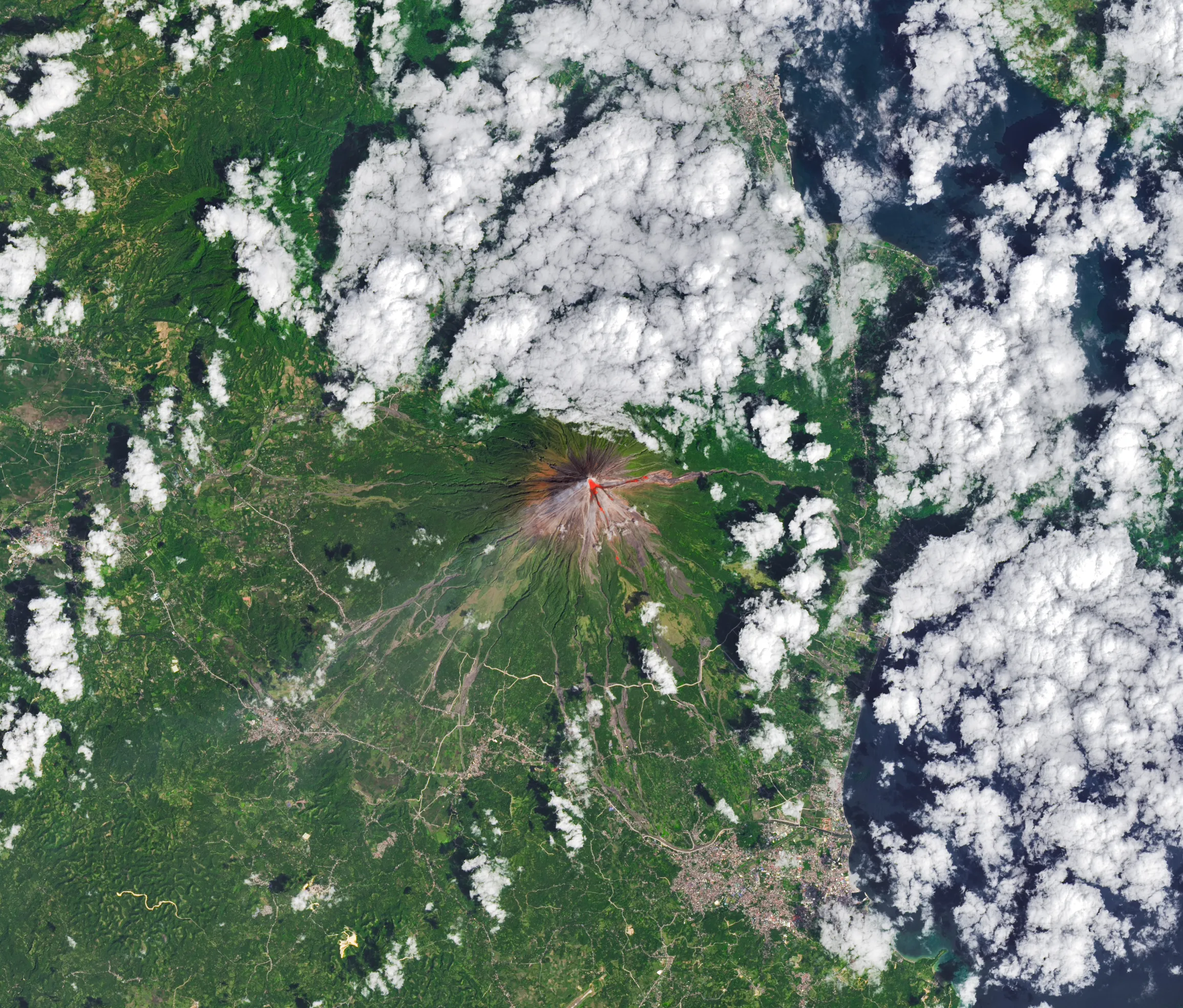 Lava flui por Mayon - NASA