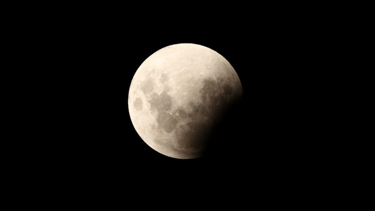 O eclipse lunar total de 2026 deslumbra em fotos incríveis de todo o mundo