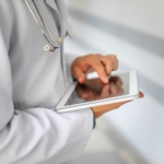 Resolução do CFM sobre uso da IA por médicos deve ser revogada e revisada