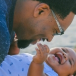 Senado aprova ampliação gradual da licença-paternidade para 20 dias