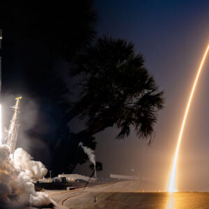 SpaceX coloca mais dois grupos Starlink em órbita em 1º de março, lançamentos bicoastais