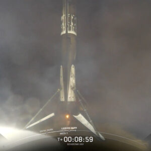 SpaceX lança satélite de TV de 15.000 libras em órbita em sua 30ª missão do ano (fotos)