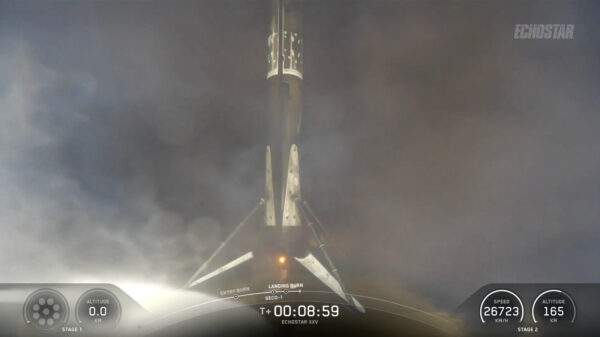 SpaceX lança satélite de TV de 15.000 libras em órbita em sua 30ª missão do ano (fotos)