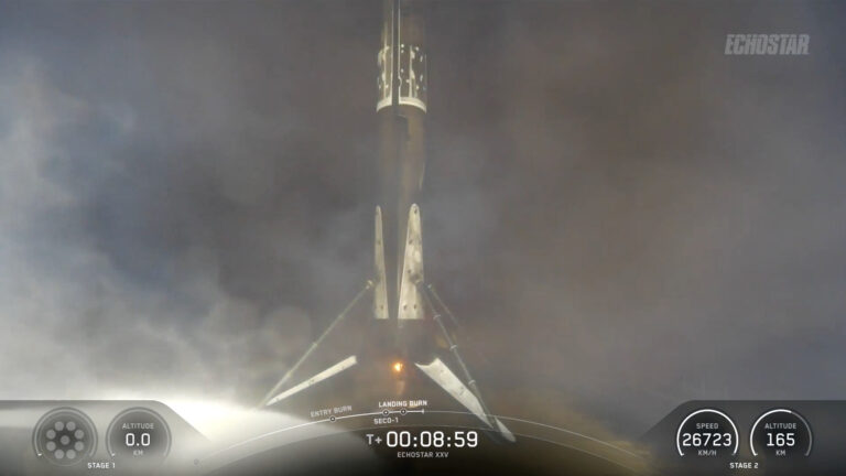 SpaceX lança satélite de TV de 15.000 libras em órbita em sua 30ª missão do ano (fotos)