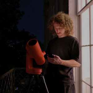 Use seu telescópio Unistellar para rastrear a curva de luz do foguete Artemis 2 para a ciência