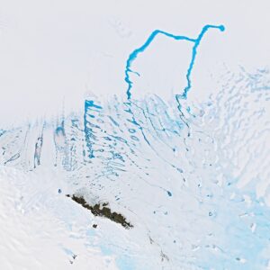 Vendo o azul durante a temporada de derretimento do verão de Schirmacher