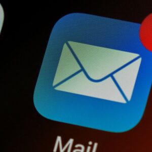 Em meio à guerra, chefão do FBI tem e-mail invadido por hackers do Irã