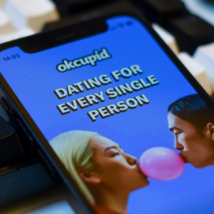 App de namoro é acusado de repassar 3 milhões de fotos para empresa de IA