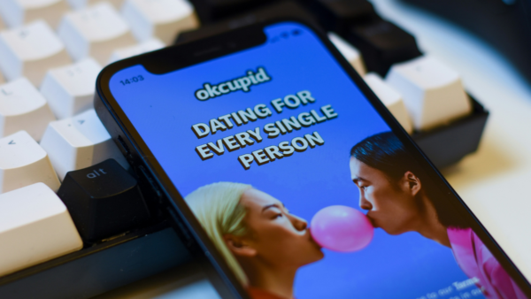 App de namoro é acusado de repassar 3 milhões de fotos para empresa de IA