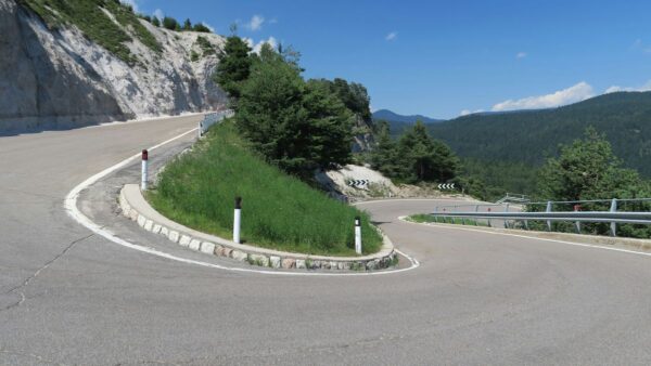 Vai viajar? Veja 3 destinos de luxo para quem ama carros