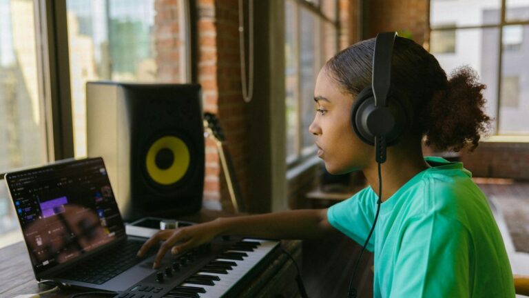 Como criar músicas melhores com IA sem soar genérico