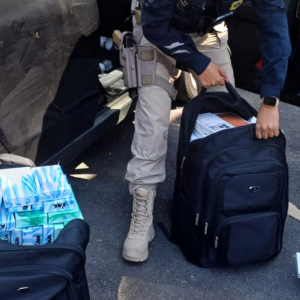 Carro "transbordando iPhones" é apreendido em SC; carga valia R$ 2,1 milhões