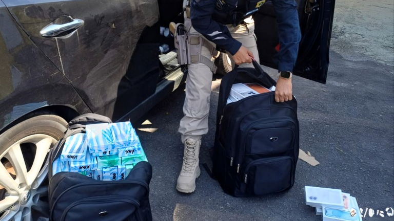 Carro "transbordando iPhones" é apreendido em SC; carga valia R$ 2,1 milhões