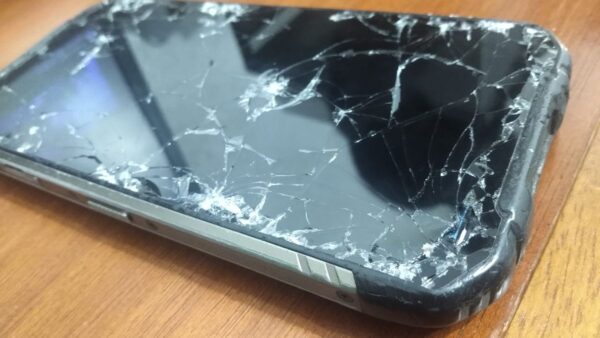 Exclusivo: brasileiro destrói "celular indestrutível" sem querer; veja fotos