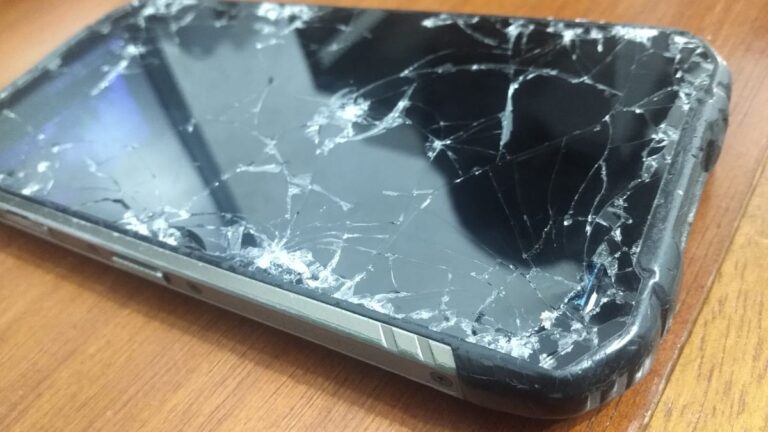 Exclusivo: brasileiro destrói "celular indestrutível" sem querer; veja fotos