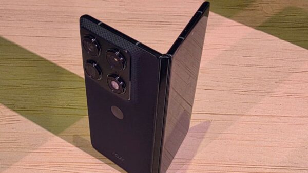 Motorola quer roubar coroa da Samsung; Razr Fold já pode ser vendido no Brasil