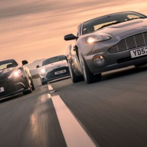 Aston Martin Vanquish: supercarro com motor V12 completa 25 anos