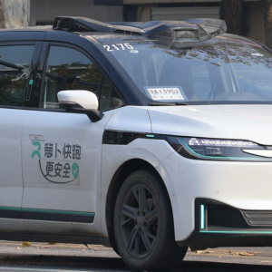 Passageiros ficam presos em robotáxis por 2 horas após falha de sistema