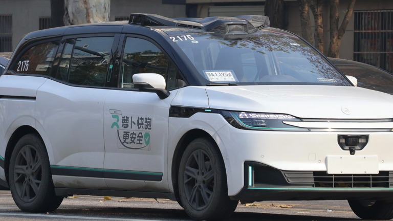 Passageiros ficam presos em robotáxis por 2 horas após falha de sistema