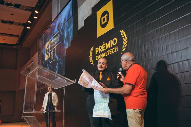 Silvio Matos olhando a logo do Prêmio Canaltech em 2019