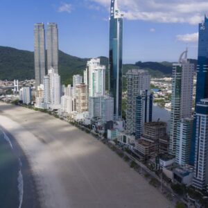 Prédios gigantes: como as cidades "mudam" o tempo nas ruas