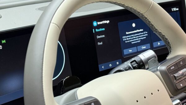 Hyundai cutuca chinesas ao explicar fim das telas gigantes nos carros