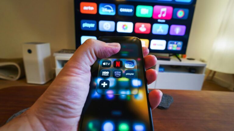 Dá pra controlar a TV por voz pelo celular? Veja como