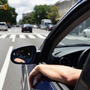 Dirigir com braço na janela pode custar caro; veja o que diz a lei