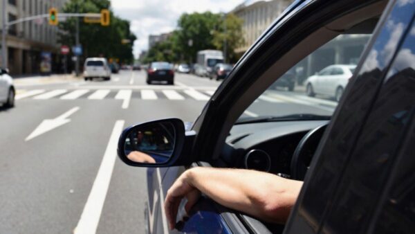Dirigir com braço na janela pode custar caro; veja o que diz a lei
