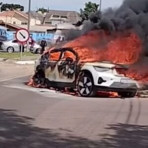 Carro elétrico da Volvo pega fogo no meio da rua em Curitiba