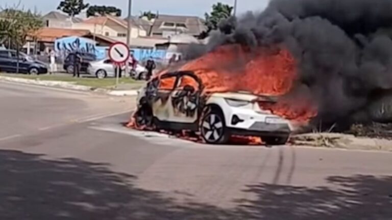 Carro elétrico da Volvo pega fogo no meio da rua em Curitiba