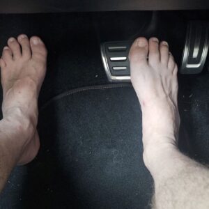 Posso dirigir descalço? Veja o que diz a lei