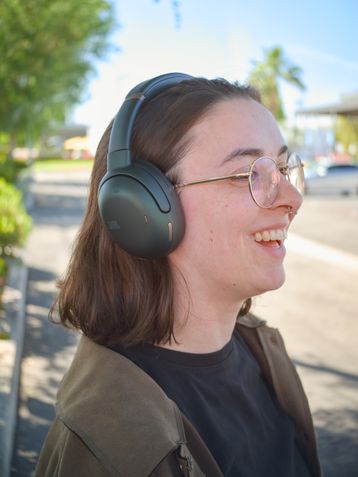 JBL Tour One M3 Smart TX 80 anos