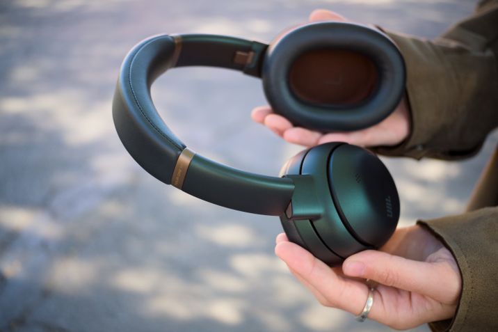 JBL Tour One M3 Smart TX 80 anos