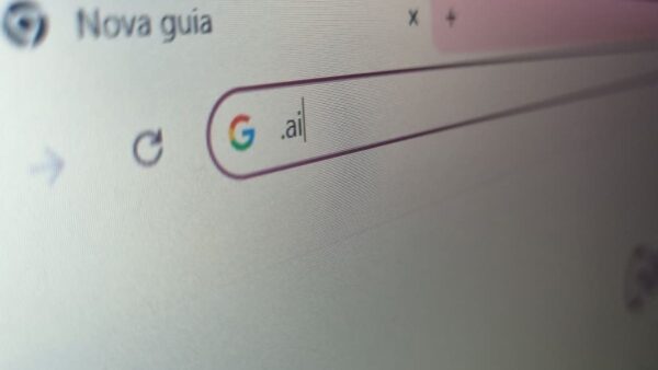Teoria da internet morta ganha força com boom de sites feitos por IA