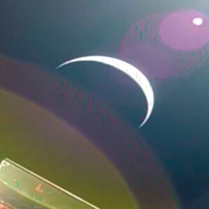 A missão Artemis II da NASA sai da órbita da Terra para voar ao redor da Lua