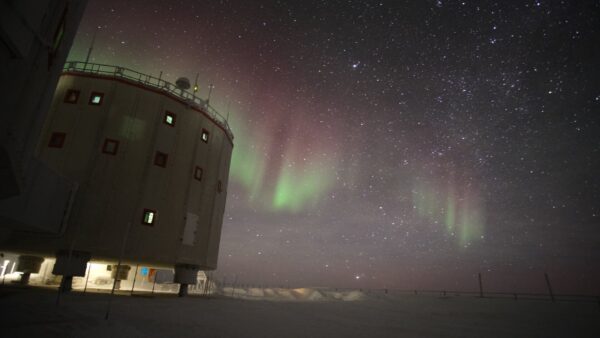 Apenas 12 pessoas na Terra viram este eclipse do “anel de fogo”. Veja como alguém improvisou para capturar uma foto única da Antártica